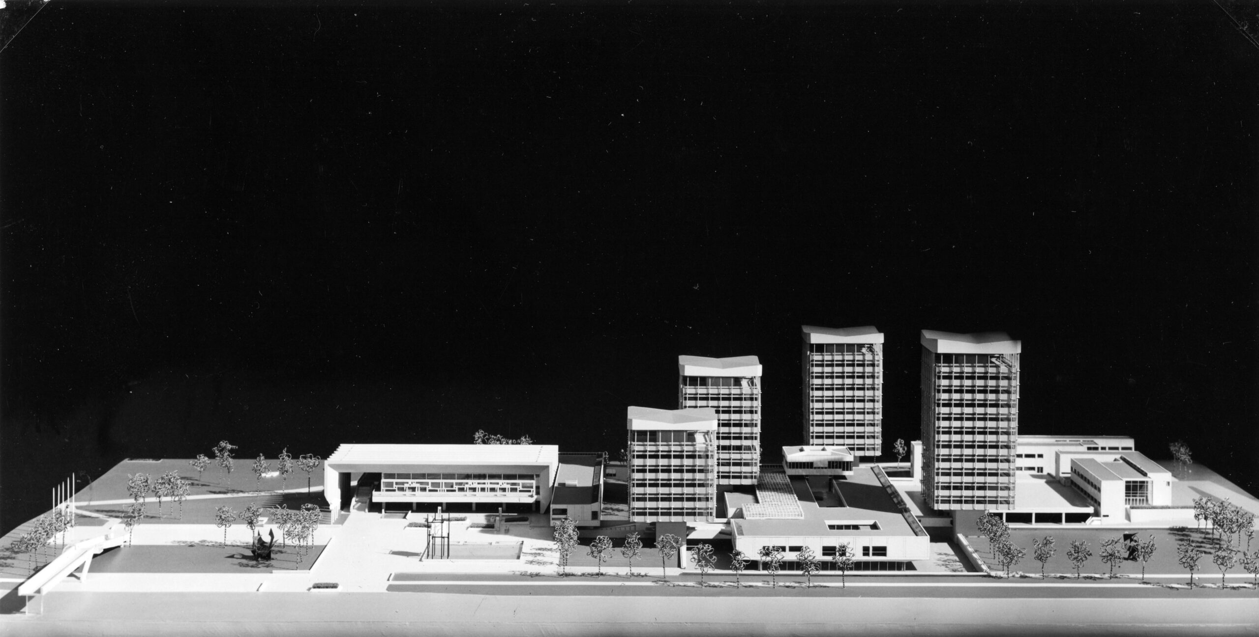 Das Bild zeigt den  Siegerentwurf der Niederländer J.H. van den Broek und J.B. Bakema. Am 10. November 1960 wurde der Grundstein für den Bau des Rathauses feierlich gelegt. Zunächst waren vier Türme vorgesehen, von denen schließlich nur zwei gebaut wurden.