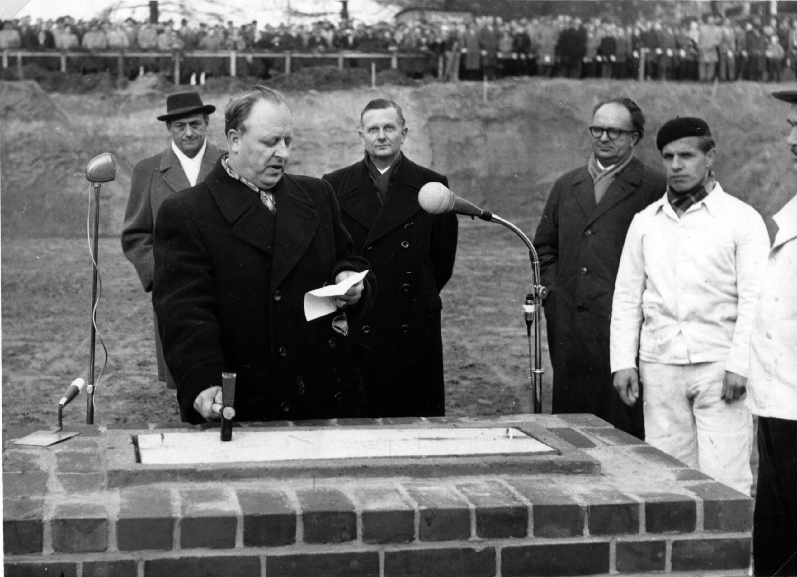 Grundsteinlegung 1960 mit Bürgermeister Rudi Heiland, Stadtdirektor Ernst und den Architekten van den Broek und Bakema
